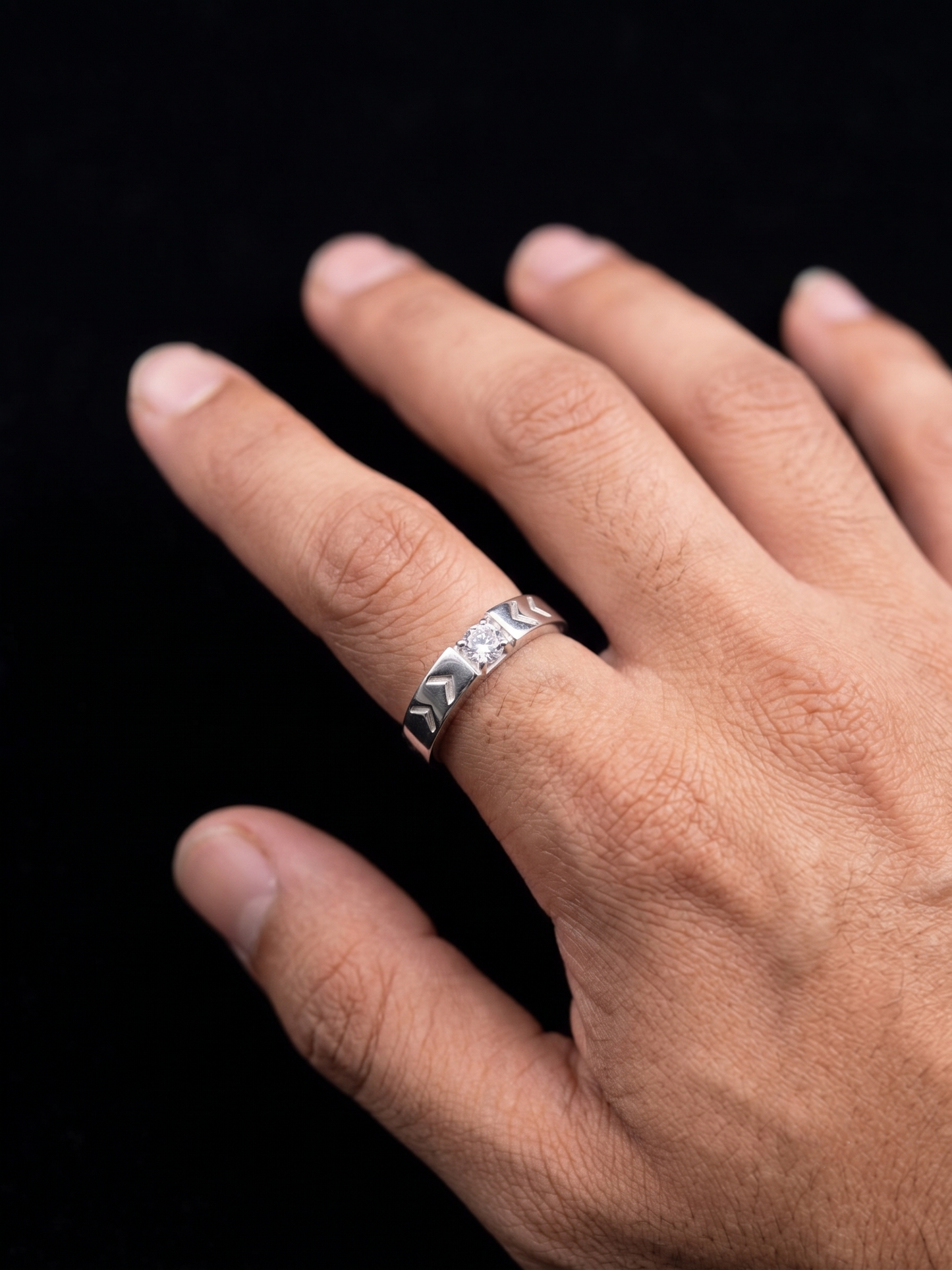 geometric chevron-accented sterling silver solitaire band