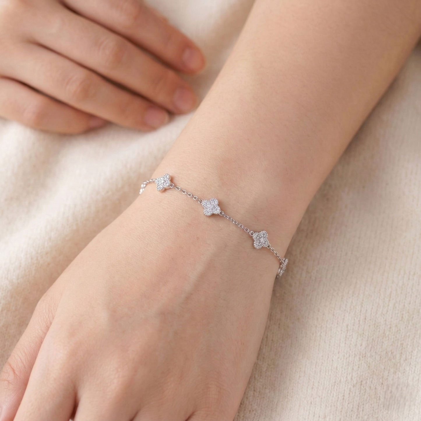 elegant clover charm bracelet in pure 92.5 sterling silver – adjustable fit