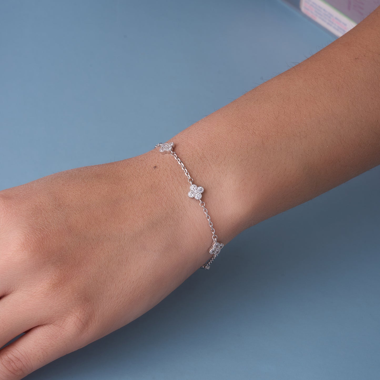 elegant clover charm bracelet in pure 92.5 sterling silver – adjustable fit