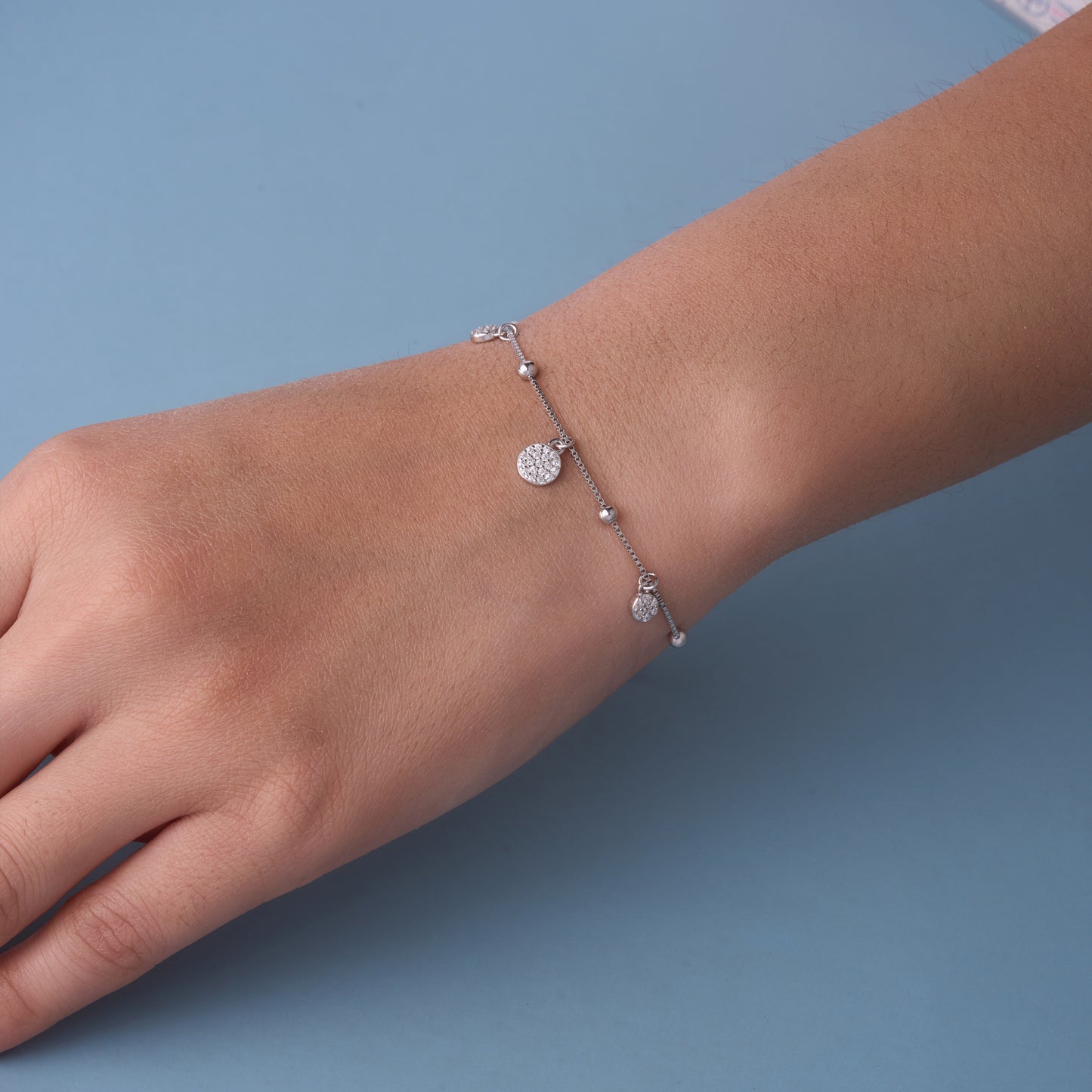 elegant dangling disc charm bracelet in pure 92.5 sterling silver – adjustable fit